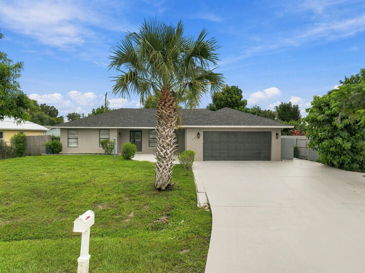 Property Photo:  680 SW Colleen Avenue  FL 34983 