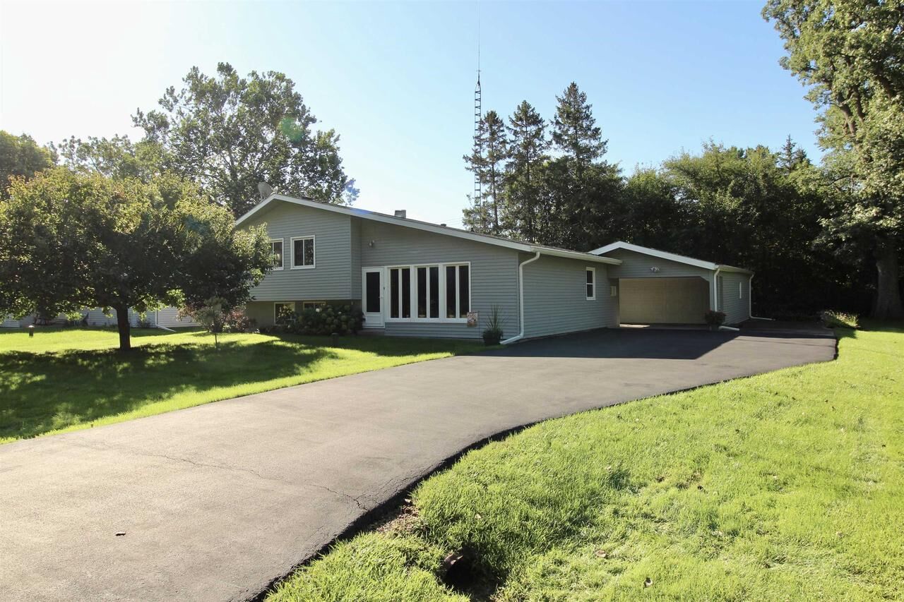 Property Photo: 434 E Woodland Drive WI 53511