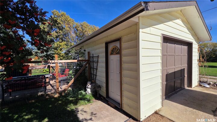 Property Photo:  326 4th Street  SK S0E 1P0 