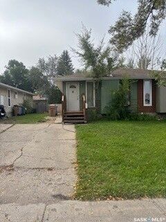 Property Photo:  147 Thomson Avenue  SK S4N 5L2 