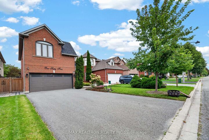 Property Photo:  165 Thicket Crescent  ON L1V 6S5 