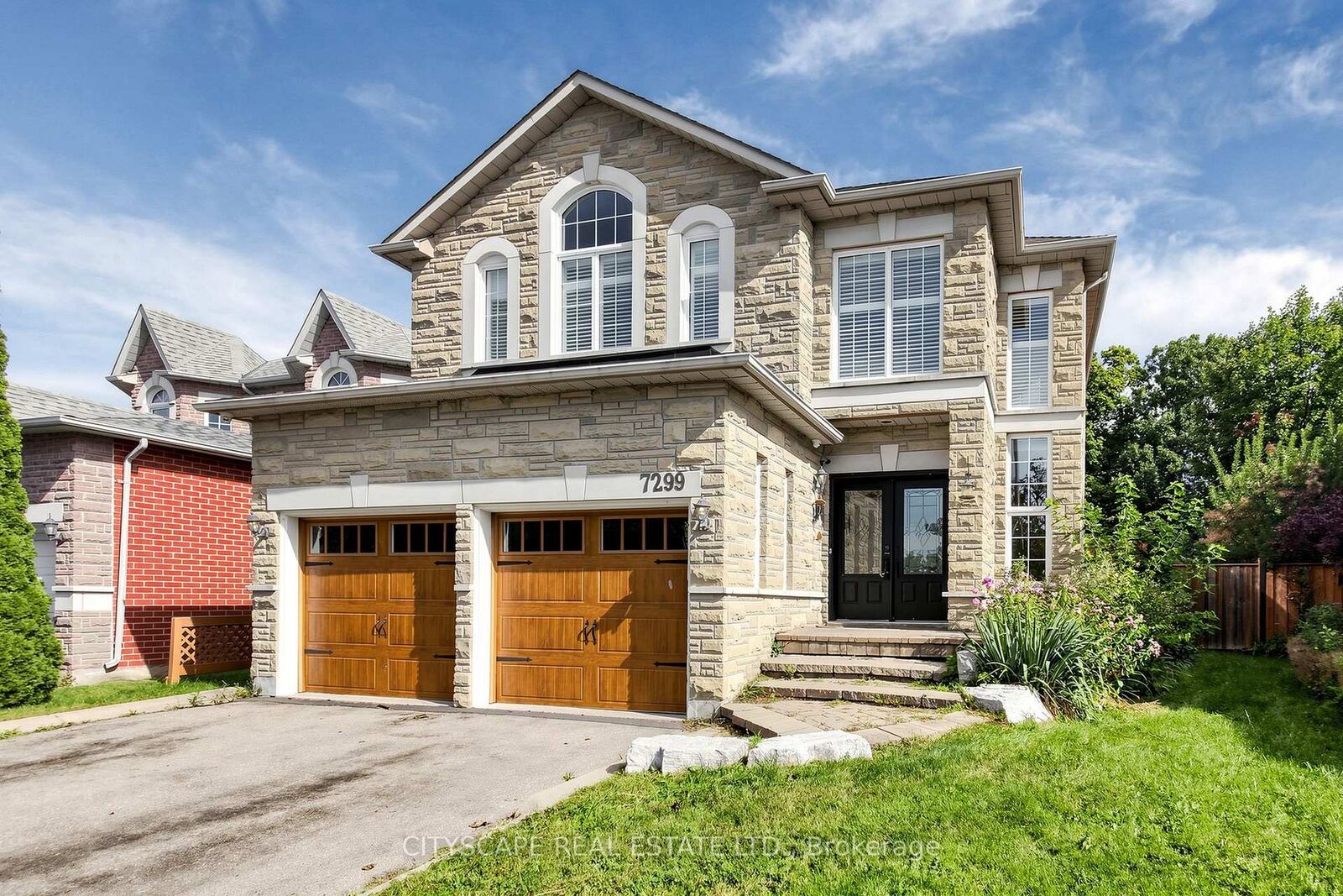 Property Photo:  7299 Waldorf Way  ON L5N 7P7 