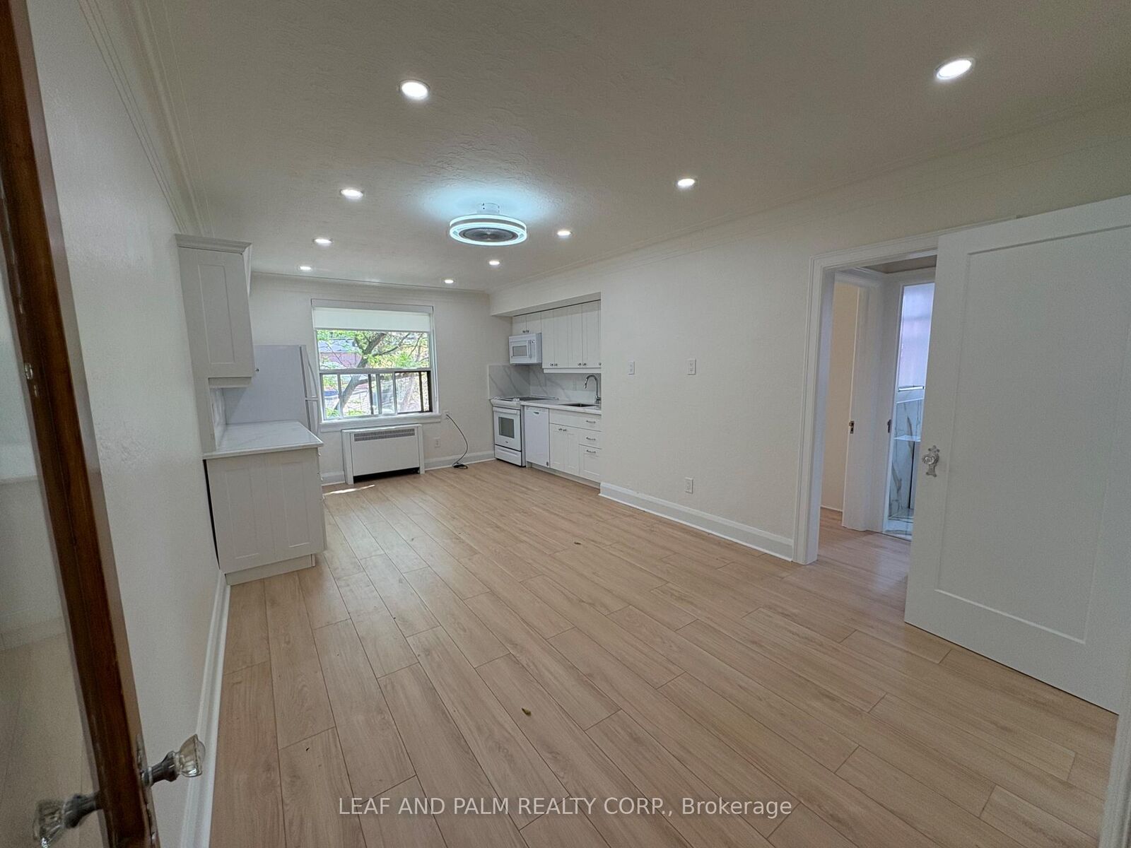 Property Photo:  870 Millwood Road 48  ON M4G 1W6 