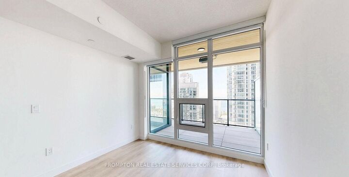 Property Photo:  1 Concord Cityplace Way 2306  ON M5V 0X3 
