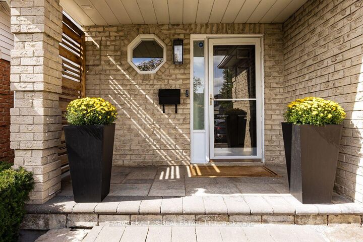 Photo de la propriété: 247 Overbank Drive ON L1J 7X1
