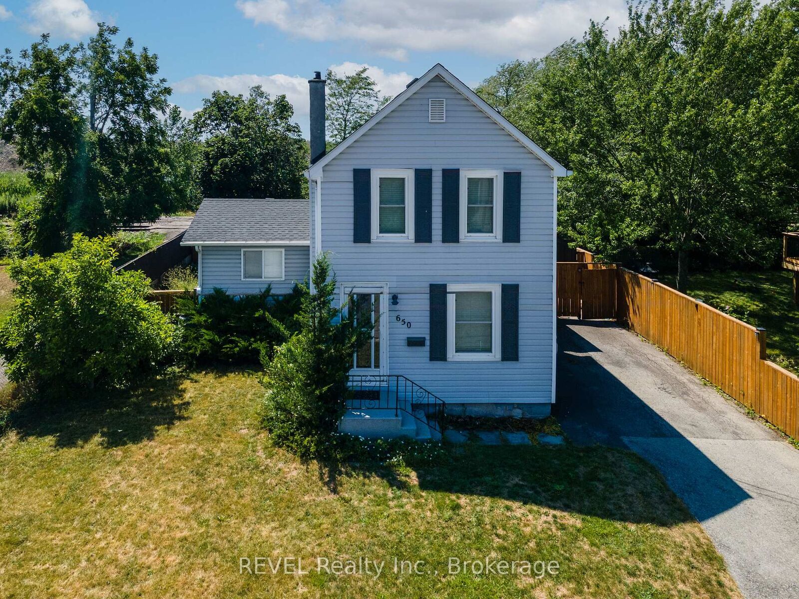 Property Photo:  650 Deere Street  ON L3B 2L8 