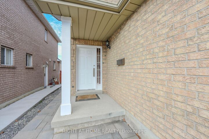 Property Photo:  903 Blyleven Boulevard  ON L5V 2J3 