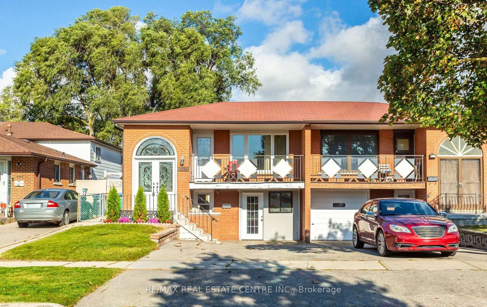 Property Photo: 879 Consort Crescent ON L5C 1J8