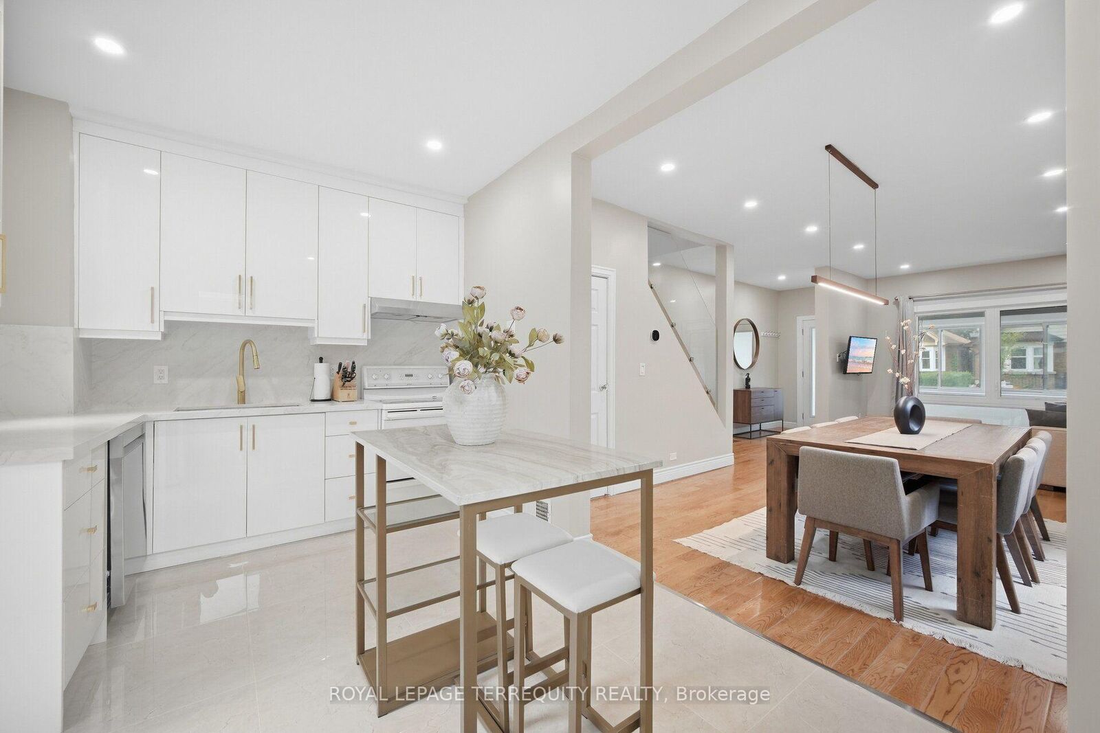 Property Photo:  350 Lumsden Avenue  ON M4C 2L3 