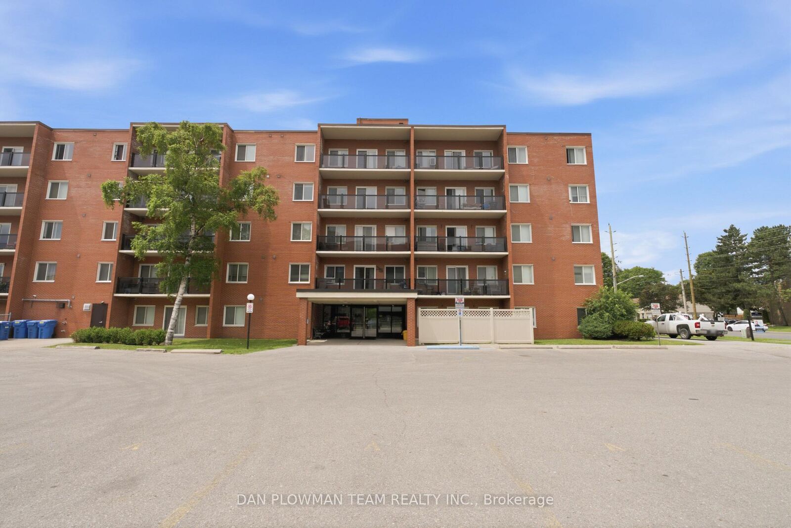 Property Photo:  131 Taunton Road E 204  ON L1G 3T8 