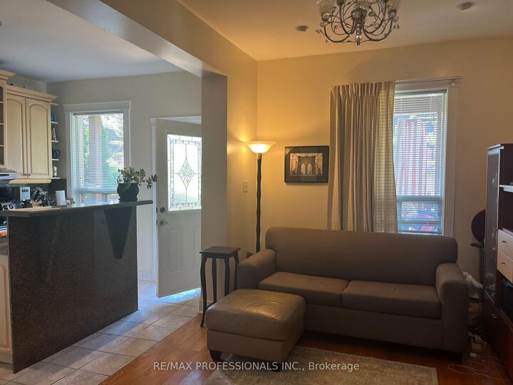 Photo de la propriété:  282 Keele Street Main  ON M6P 2K4 