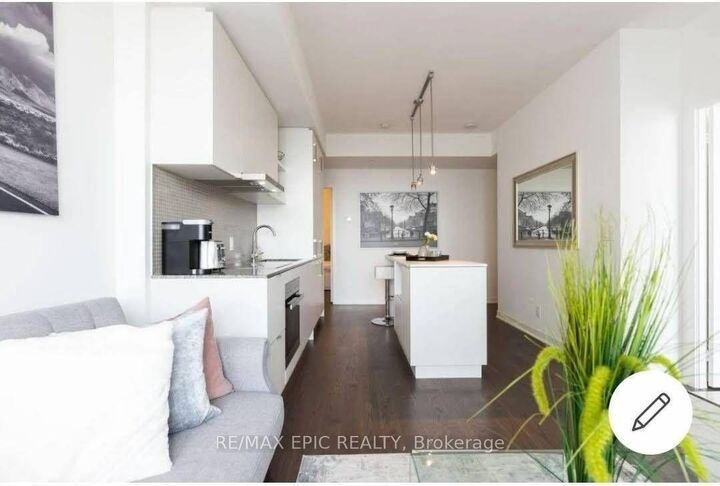 Property Photo: 100 Harbour Street 5705 ON M5J 0B5