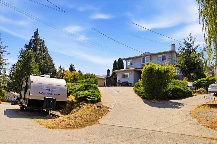 Property Photo: 687 Daymeer Pl BC V9B 5M4