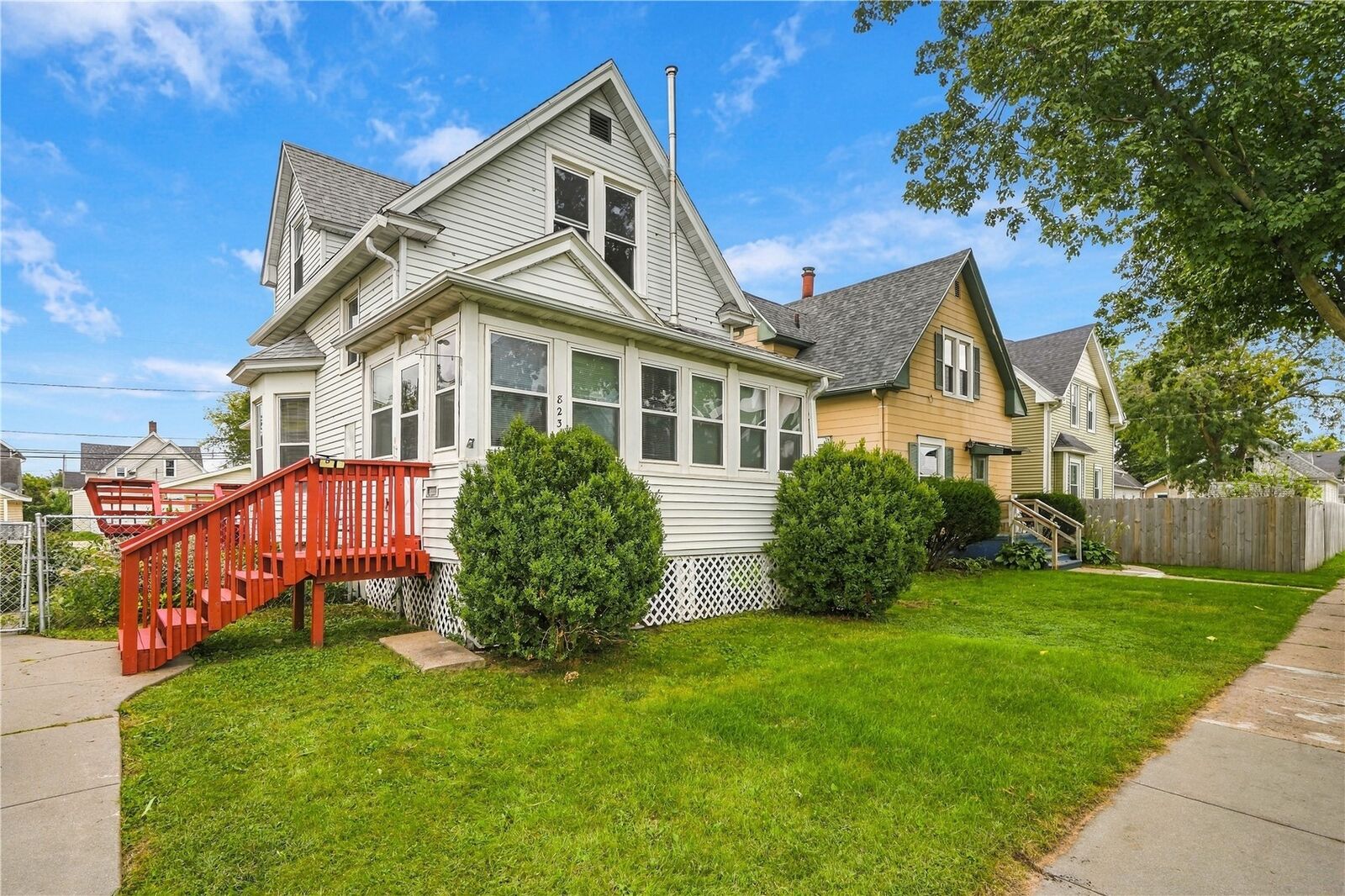 Property Photo: 823 D Ave NW IA 52405