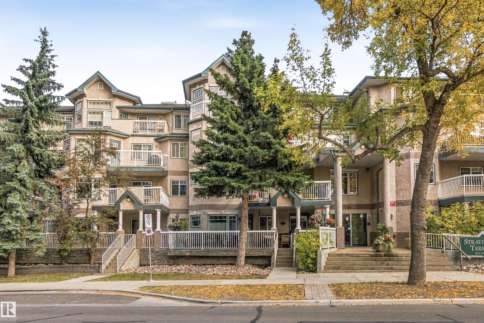 Property Photo: 8909 100 Street NW 309 AB T6E 6T4
