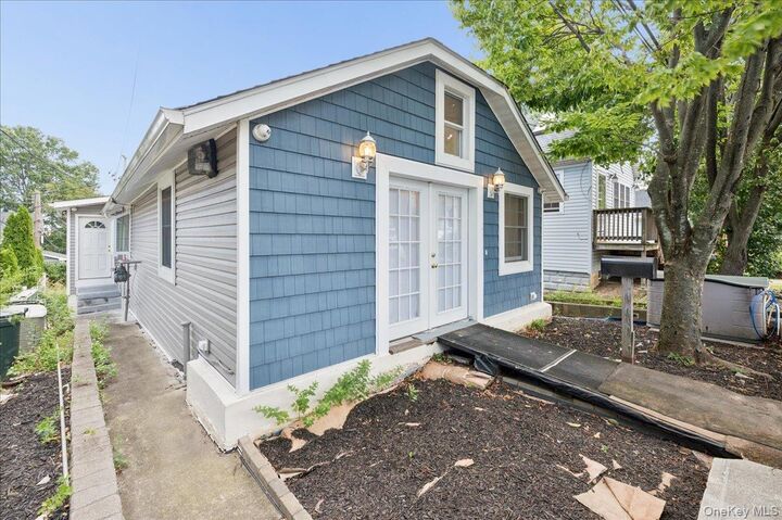 Property Photo:  72 Poplar Avenue 72  NY 10465 