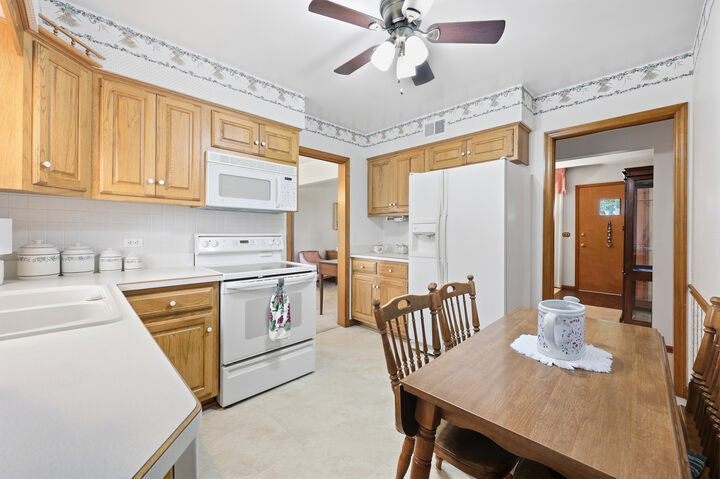 Property Photo: 422 W Larkdale Lane IL 60056