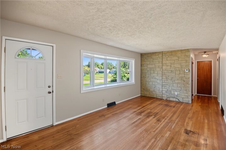 Property Photo:  4066 Jeanette Drive SE  OH 44484 
