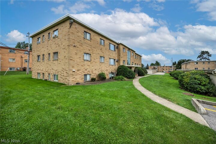 Property Photo: 5200 Royalton Road C4 OH 44133