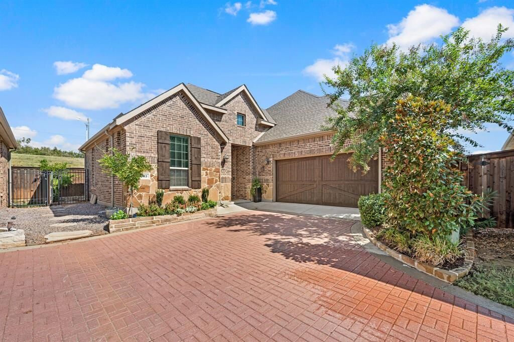 Property Photo: 1833 Spotted Fawn Drive TX 76005
