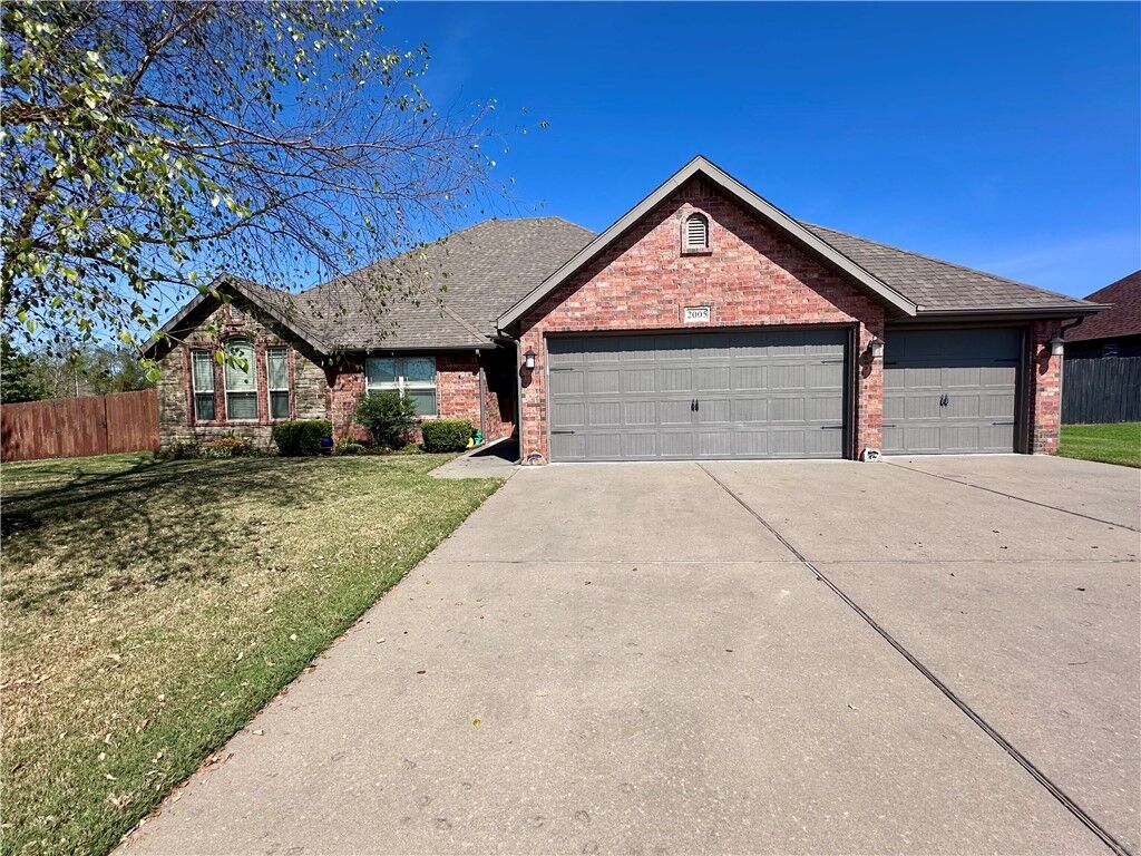 Property Photo:  2005 W Brooks Place  AR 72758 
