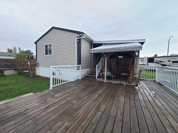 Property Photo:  5533 And 5531 51 Street  AB T0H 0E0 