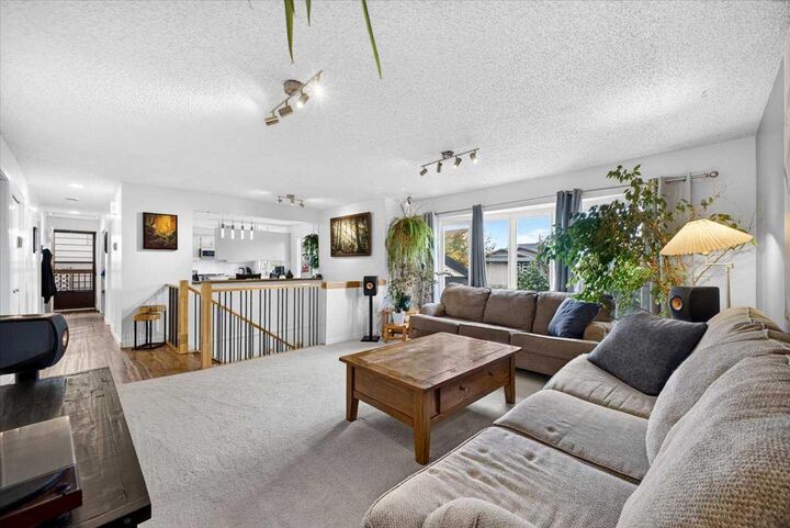 Photo de la propriété: 63 Beaconsfield Way NW AB T3K 1W9