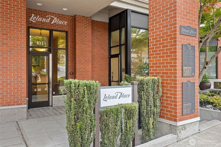 Property Photo:  631  Market Street 401  WA 98033 