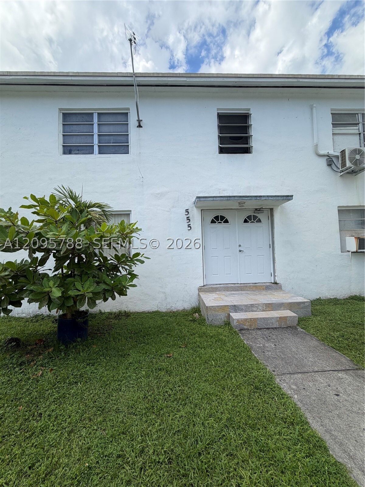 Property Photo: 558 SW 7th St 8 FL 33130