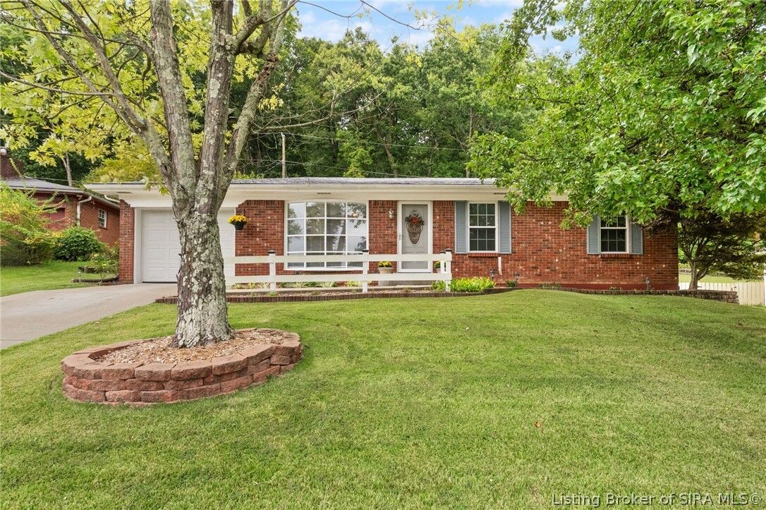 Property Photo: 512 Hamlet Drive IN 47150