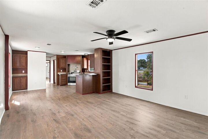 Property Photo: 108 W 2nd Street W LA 70581