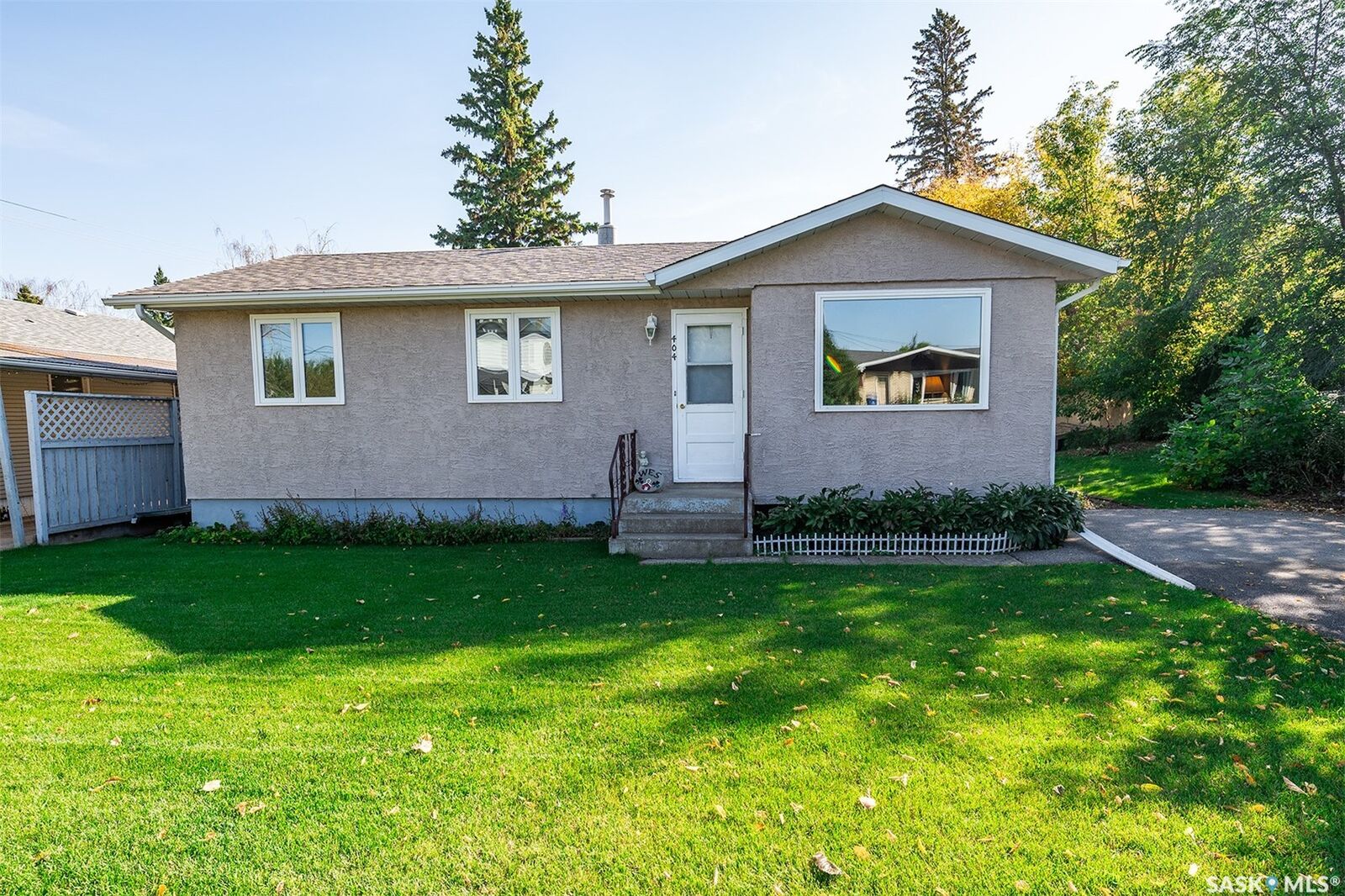 Property Photo: 404 6th Street E SK S0A 4T0