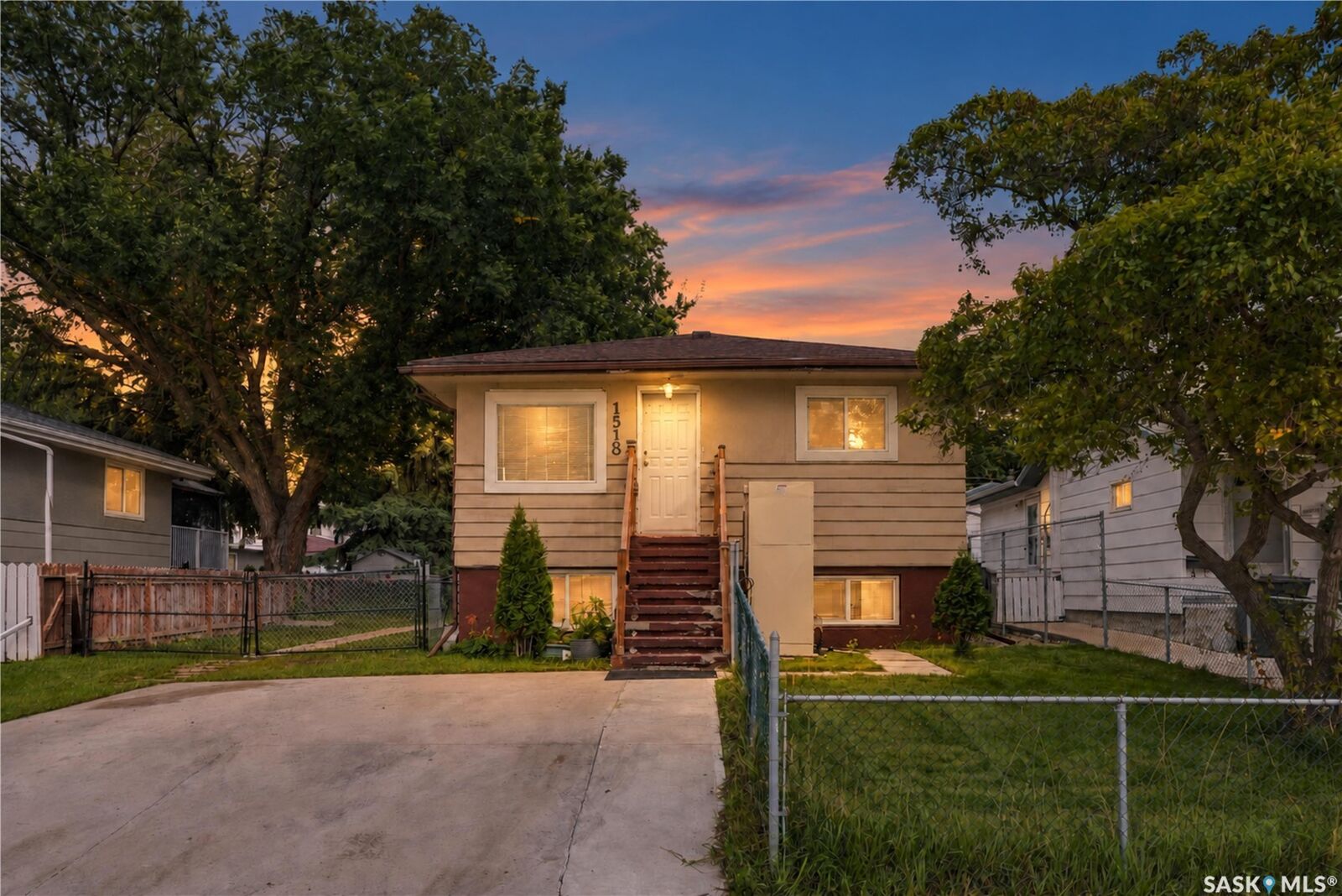 Property Photo:  1518 I Avenue N  SK S7L 2J6 