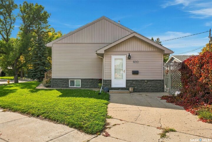 Property Photo:  600 Mullin Avenue E  SK S4N 1C9 