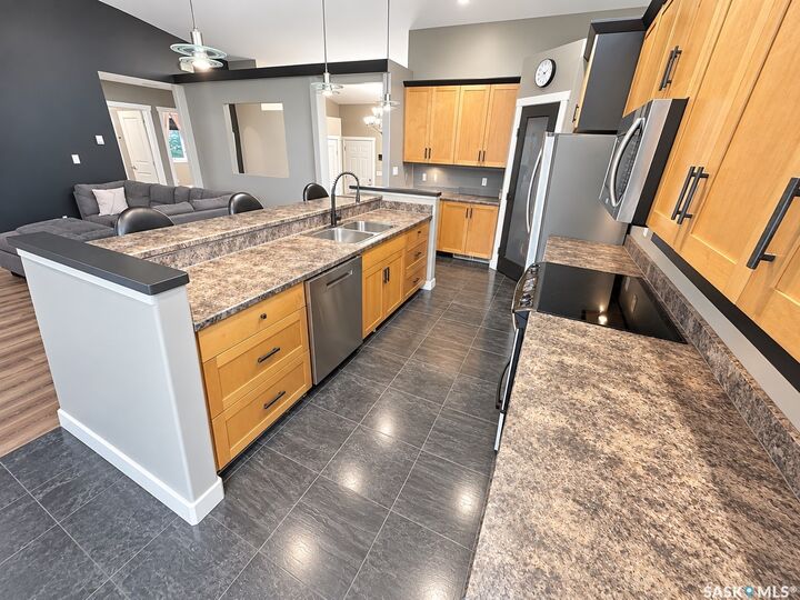 Property Photo:  715 18th Street NE  SK S4H 3M2 