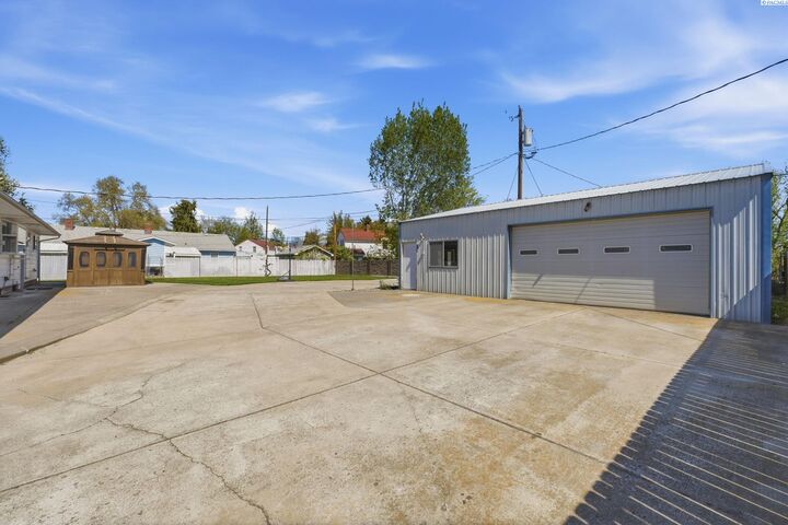 Property Photo: 1330 Farrell Ln WA 99354