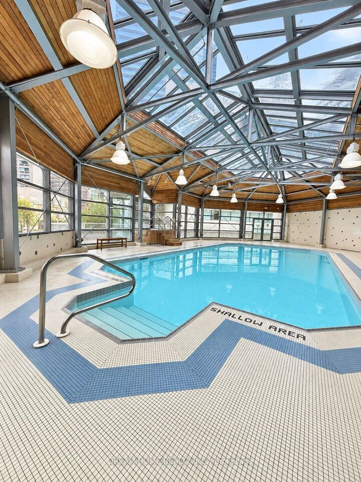 Property Photo:  717 Bay Street 1505  ON M5G 2J9 