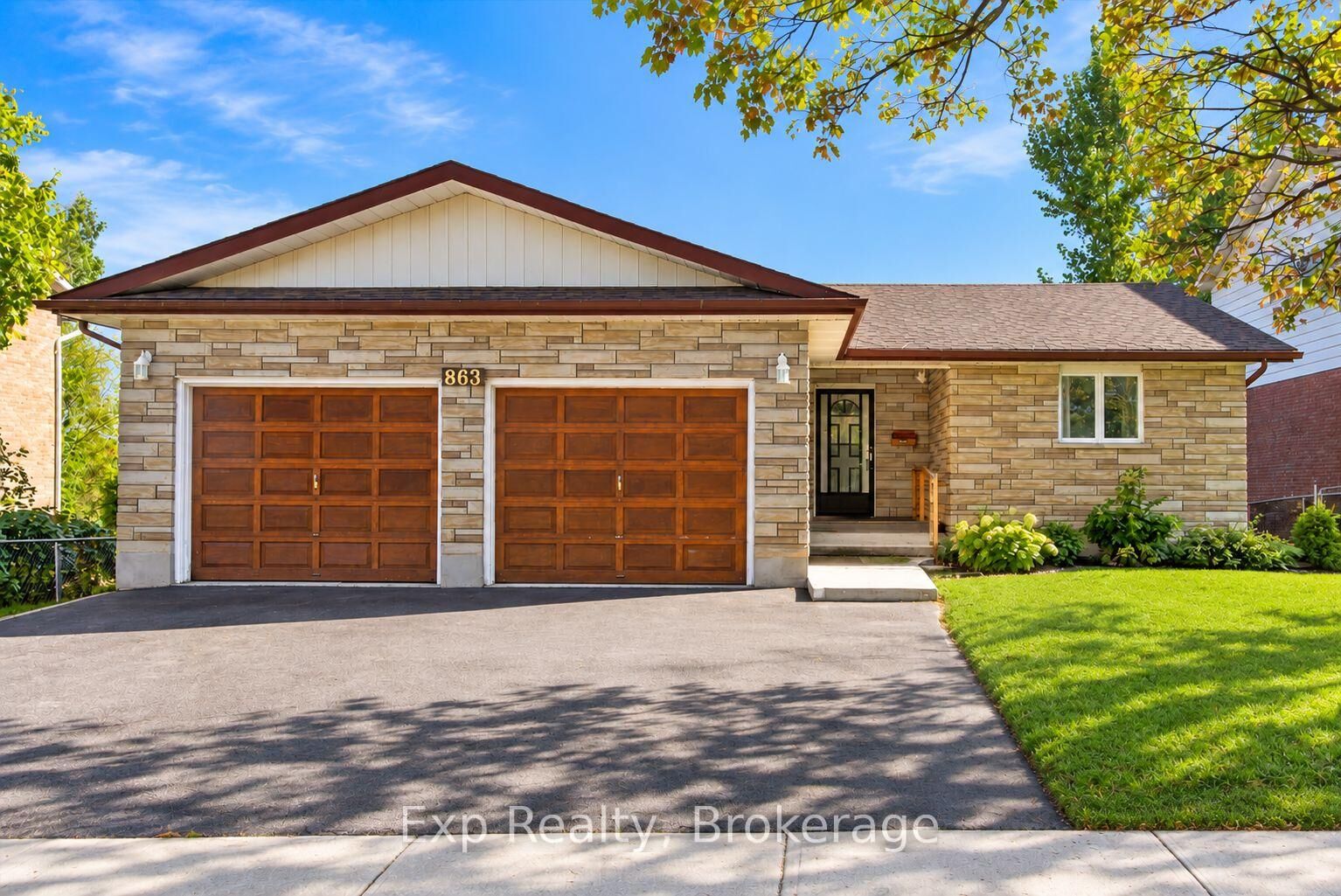 Property Photo: 863 Wedgewood Court ON K9J 7T8