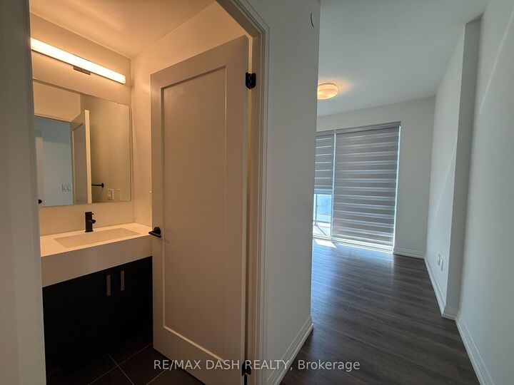 Property Photo:  280 Dundas Street W 811  ON M5T 0E3 
