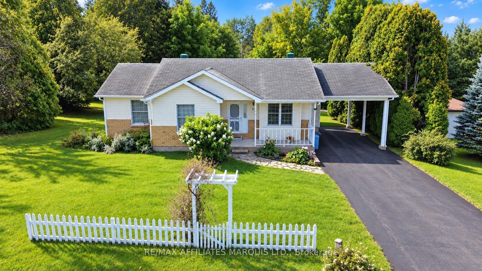 Property Photo:  82 Columbia Avenue  ON K0C 1P0 