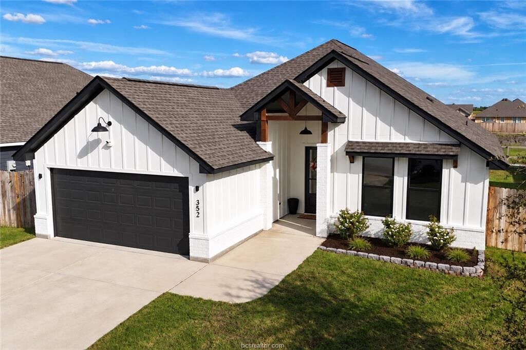 Property Photo:  352 Brazos Bend  TX 77879 