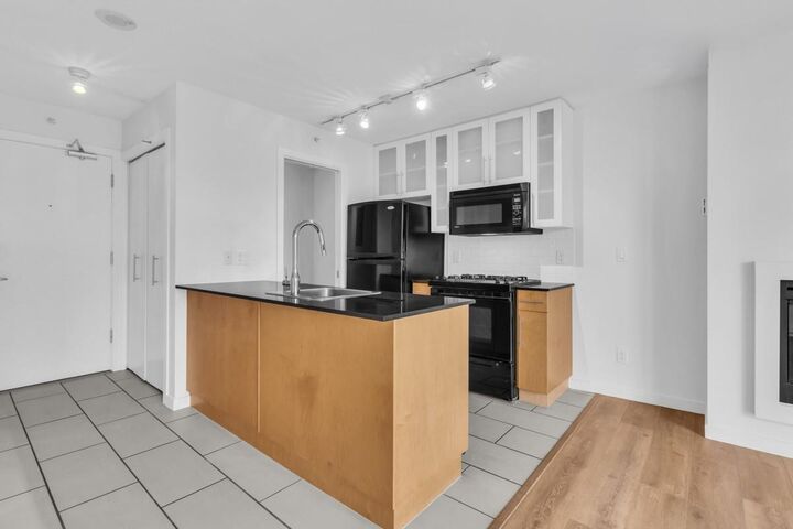 Property Photo:  1225 Richards Street 1703  BC V6B 1E6 