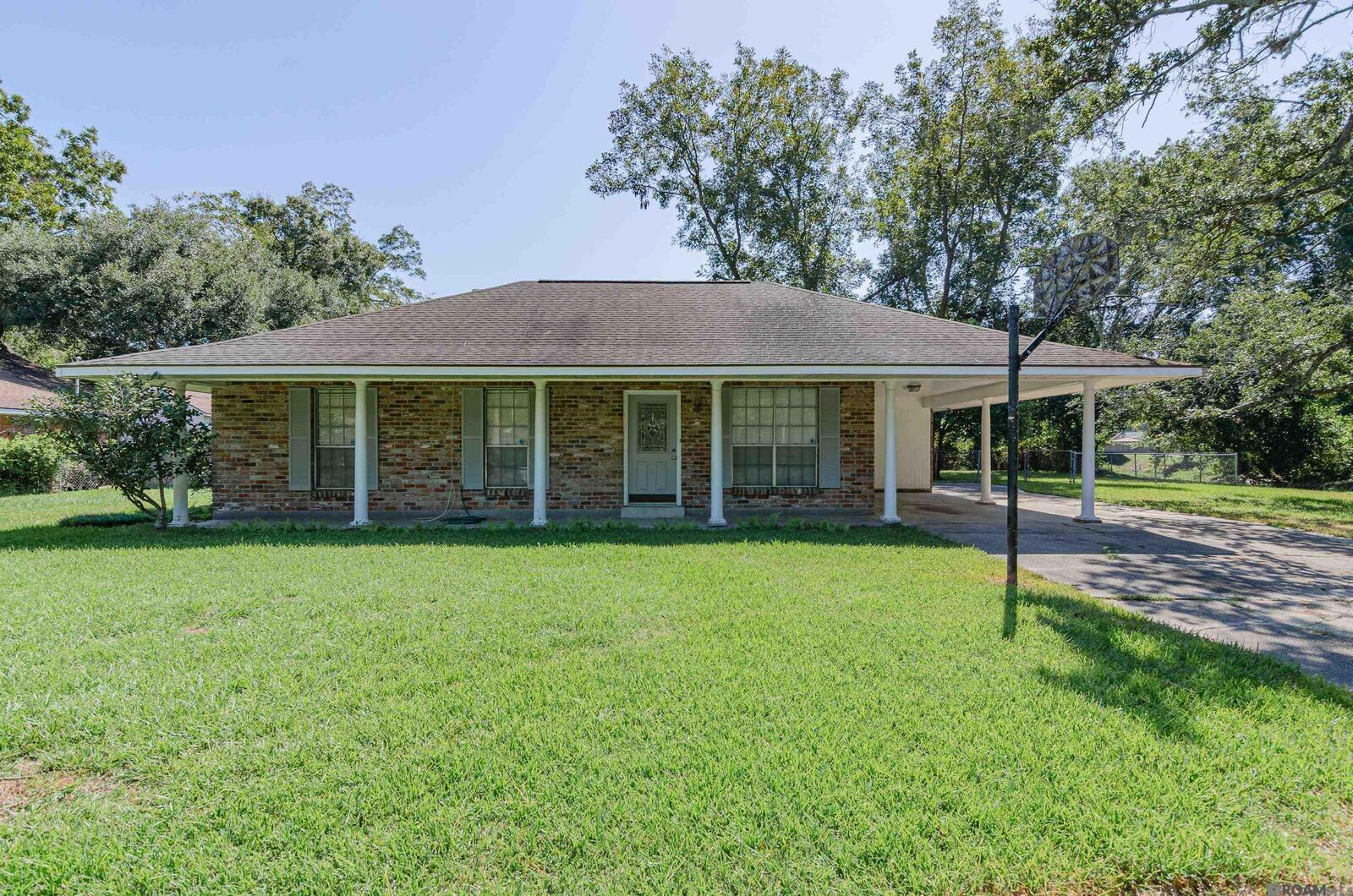 Property Photo: 684 Wylie Dr LA 70808