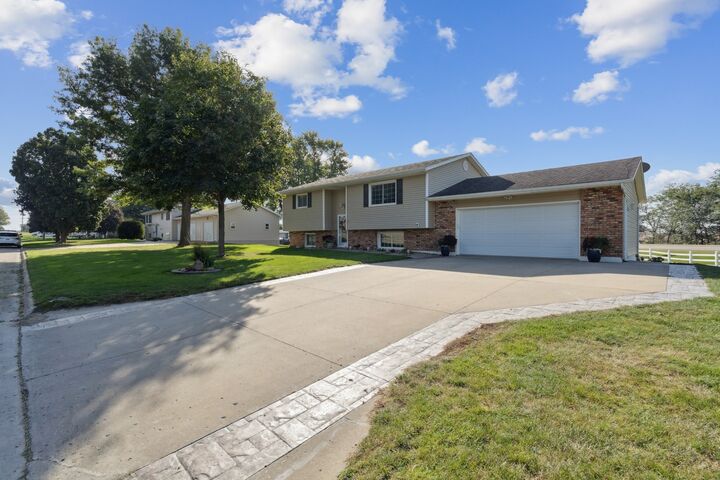 Property Photo:  1002 W 17th Street  IA 52349 
