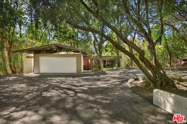 Property Photo: 17269 Oak View Dr CA 91316