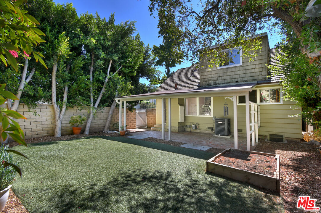 Property Photo: 14335 Magnolia Blvd CA 91423