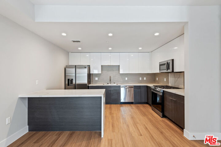 Property Photo:  1906 Overland Ave, Unit 204  CA 90025 