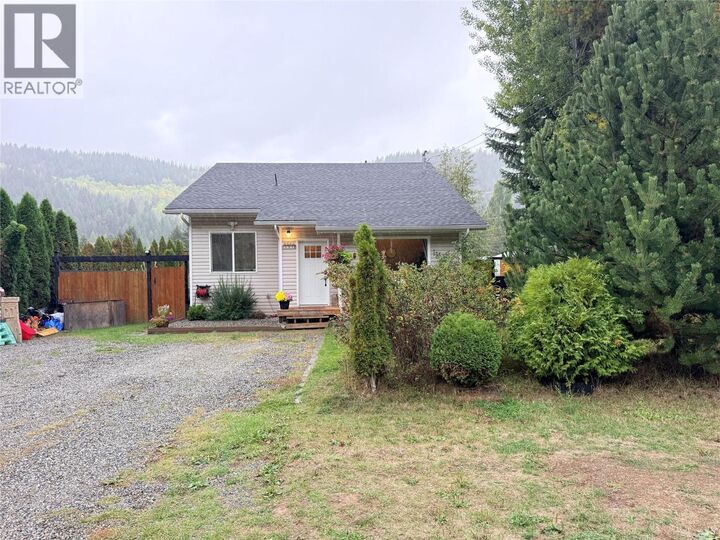 Property Photo:  699 Strathmore Avenue  BC V0H 1J0 