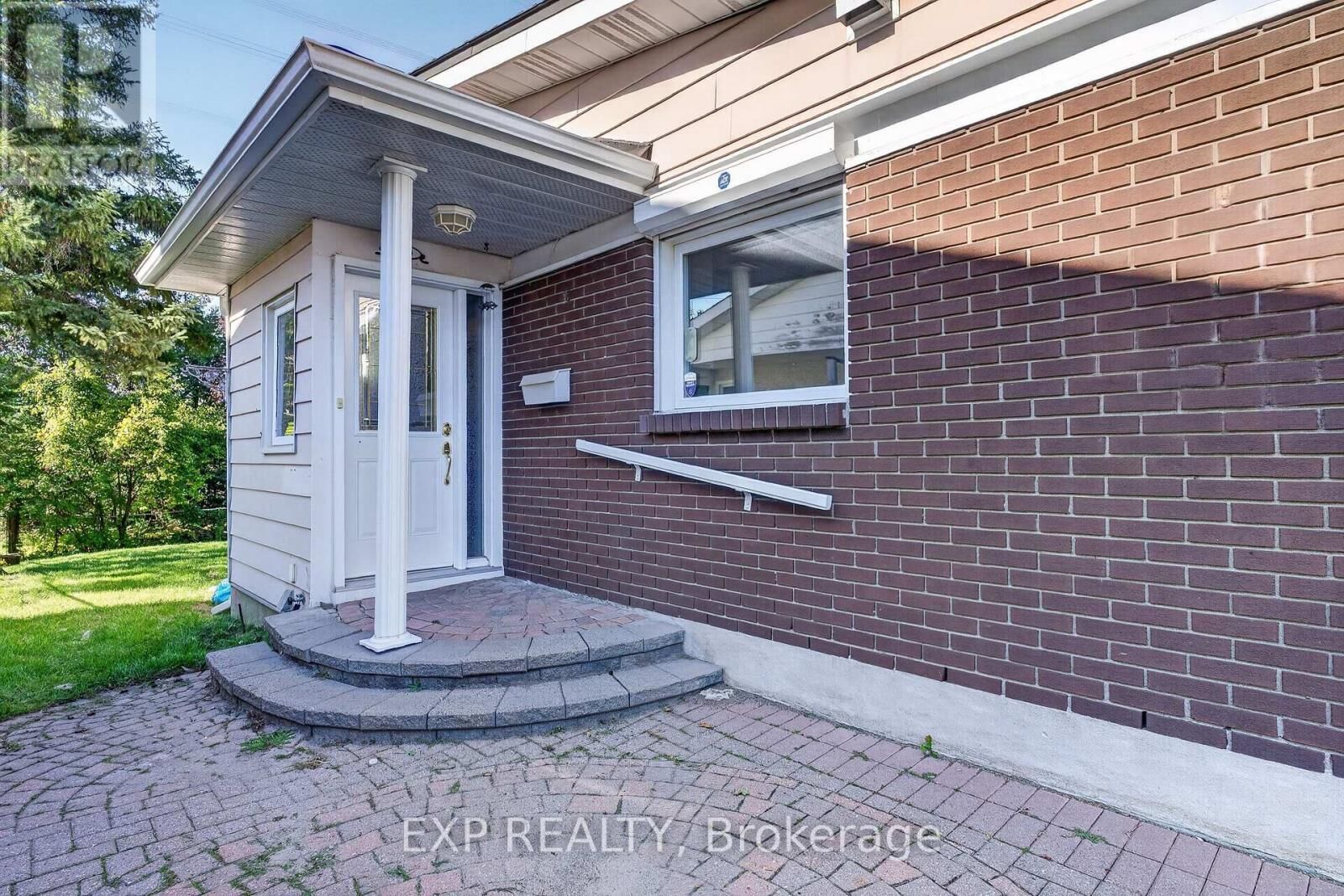 Property Photo:  109 Woodfield Drive North  ON K2G 0A1 