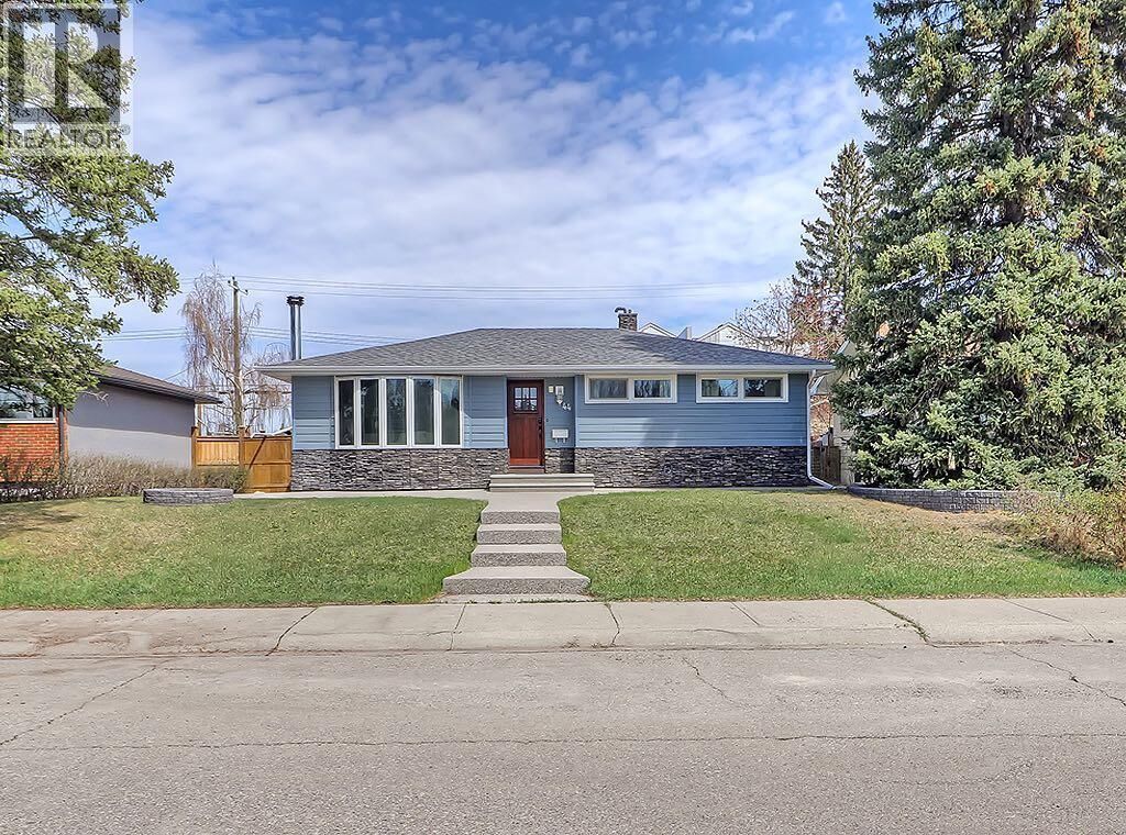 Property Photo: 44 Granlea Place Southwest AB T3E 4K2